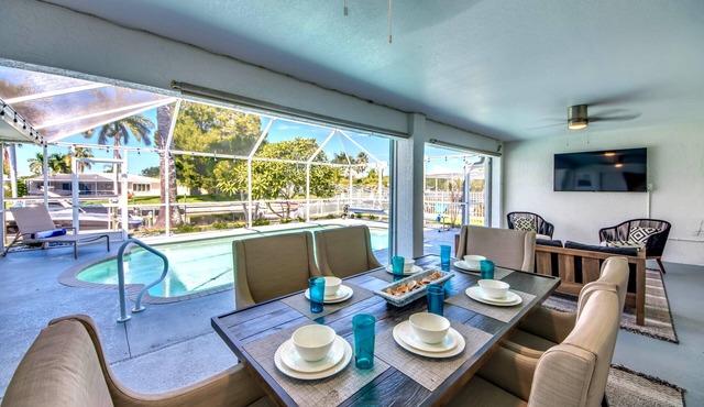 Villa Sunset Hideaway - Stylish 4 BR/2 bath waterfront Villa with heated pool/bicycles