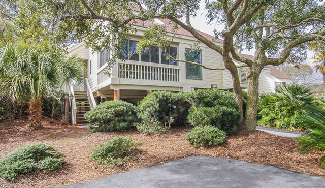 Villa with screened porch & ocean views - just across the street from the beach