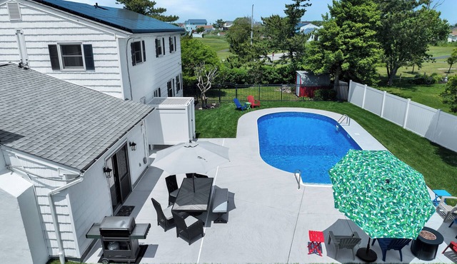 Walk To Beach, 5 BR, Sleeps 14, Heated Saltwater Pool, Huge Yard, On Golf Course