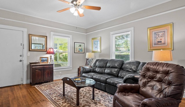 Walk to Downtown and Falls Park, 1.2 Miles, Fenced Yard – Relaxing Retreat