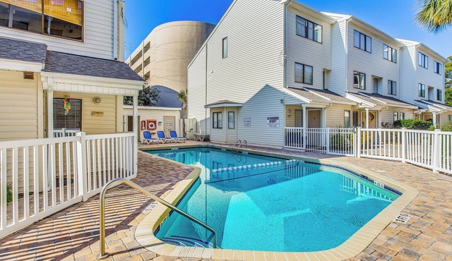 Walk to Ocean: Myrtle Beach Townhome w/Patio