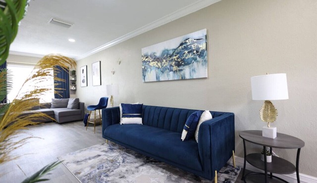 Walk to Stadium - 3BR King Bed Haven - Parking