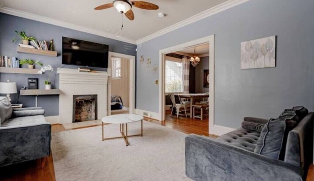 Walk to USC/Devine Street - Cool Blue Bungalow - Pet Friendly!