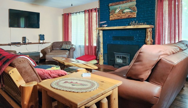 Walk to White River Firepit Grill on deck 3BR Retreat