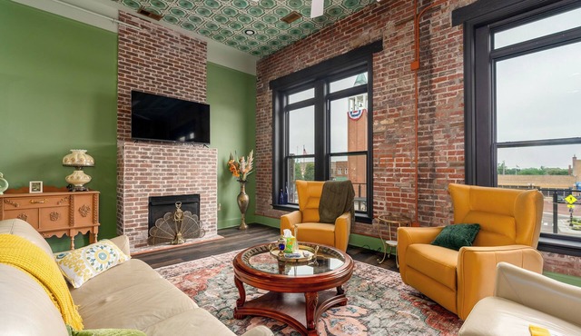 Walkable Downtown Marion Luxury Suite