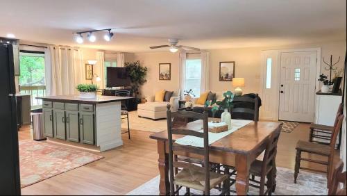Walkable Pet Friendly Black Mountain Bungalow w Fenced yard