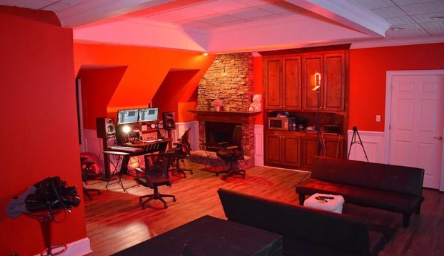 Warm & Cozy Private Studio Creative Loft Suite + Recording Studio