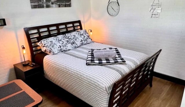 Warm studio near to the airport with AC and WiFi