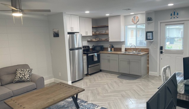 Warm Waters Escape: Cozy 1-BR Apartment with AC, WiFi in Welcoming North Port