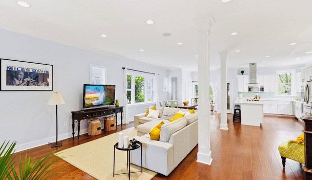 Washington DC Retreat! Elegant, Sunlit, Renovated Open-Plan Home