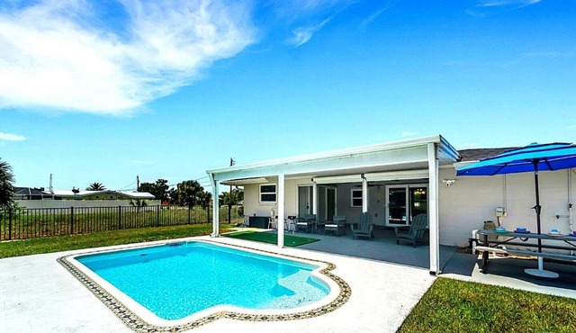 Waterfront 3BR 2BA Pool BBQ Mini Golf Sleep 10