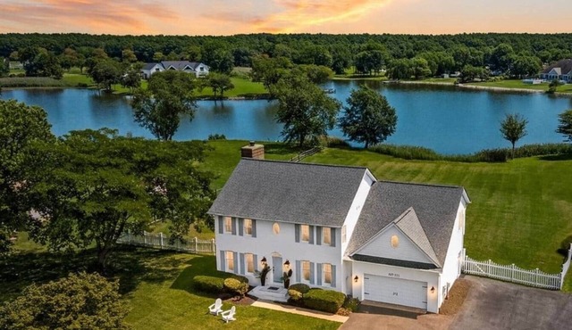 *Waterfront* 5BR w/Pool + Firepit on Kent Island!