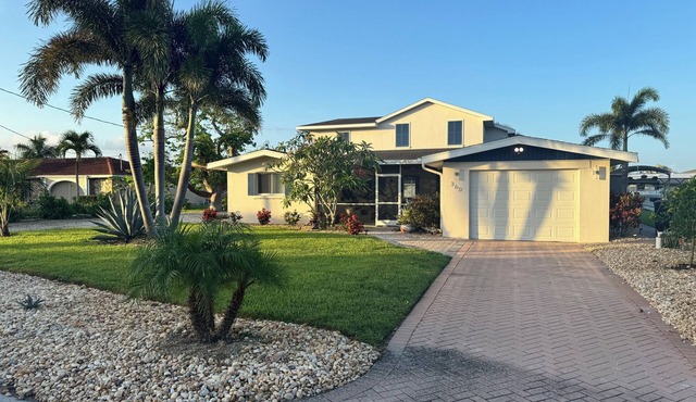 Waterfront and a 5 minute walk to the beach. Mid-island on Fort Myers Beach!