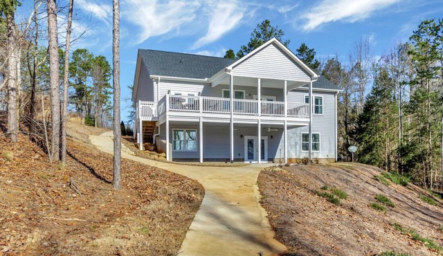 Waterfront Lake Hartwell home with dock in place! 30 min to Clemson