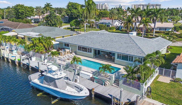Waterfront Lux 4BR! New Reno with Heated Pool + Outdoor Kitchen