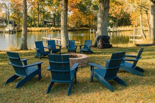 Waterfront w Private Dock Firepit Bunk Room