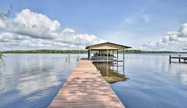 Waterfront Welaka Escape w/Private Docks!