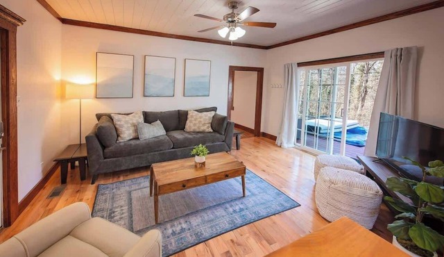 Wauhatchie Blue Pool House with Private Spa
