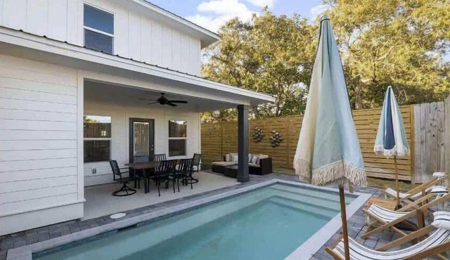 Welcome to Fins! Private Pool! 2 Min walk to Beach