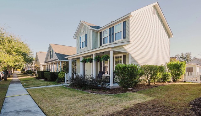 Welcome to the Lowcountry Lodge - cornhole, beach chairs, walk to town