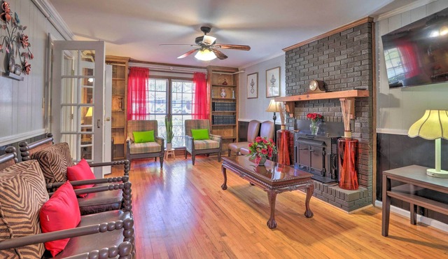 Welcoming Stone Mountain Home - Hiking Nearby