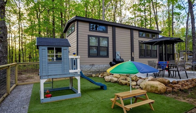 Whimsical Mountain Tiny House with Hot Tub near South Cumberland State Park Tennessee