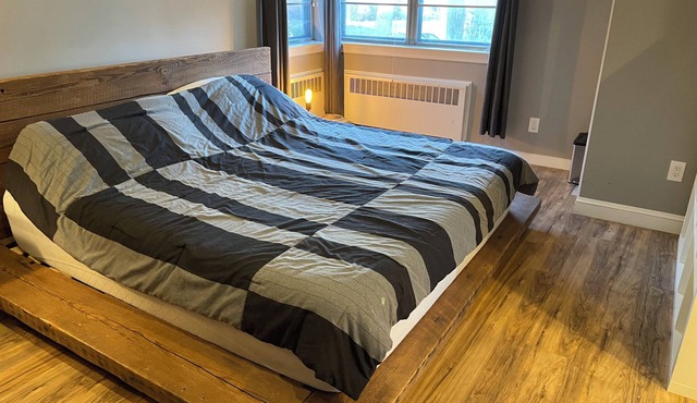 WHOLE SUITE 74 - DE LUXE KING BED in Master Bedroom + LR with 2 SLEEPING SOFAS