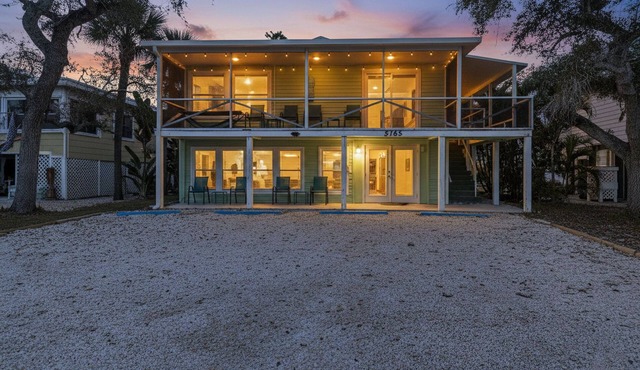 WINTER SALE - 1 BLOCK FROM THE BEACH - SLEEPS 10 - FREE WINE!