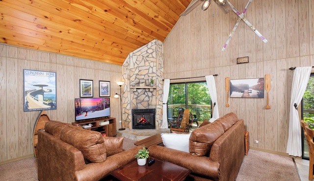 Winter view, Foosball & Hot Tub-3 bedroom- GBurg!