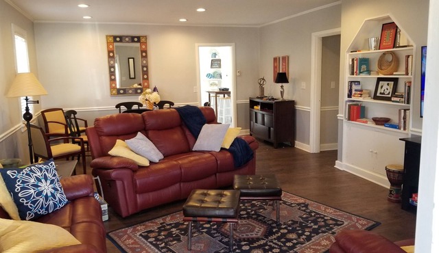 Yellow Door Cottage, walk to town square or MTSU!