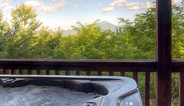 Yonah Vista - Luxury Couples Cabin with Spectacular Mountain Views