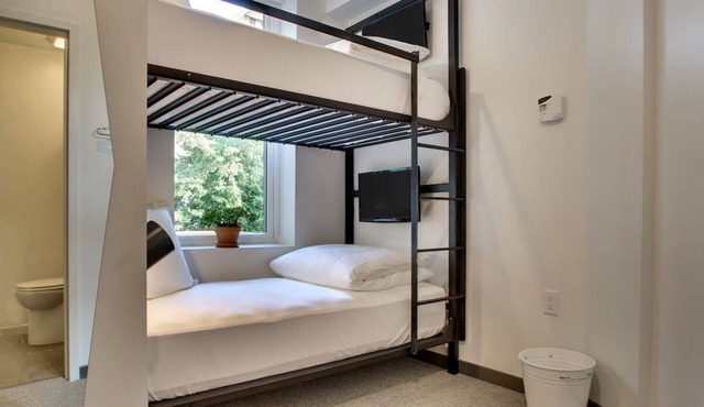 Your Gateway to D.C.: Cozy Hive Near White House – Perfect for Sightseers