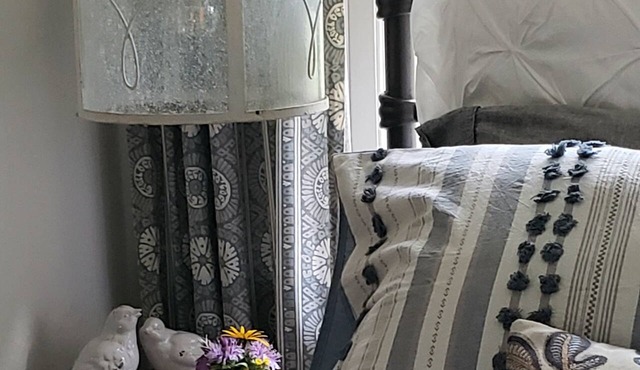 Your Montford Nest, Couples Private Retreat. Walk to Town.