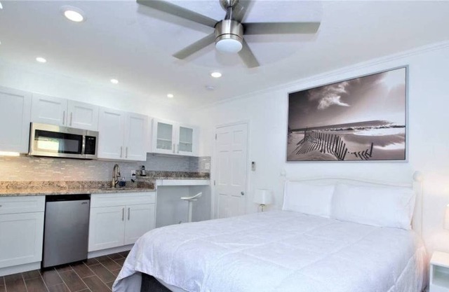 1639B FLL Studio: 1.5 mi to Beach & Las Olas Blvd