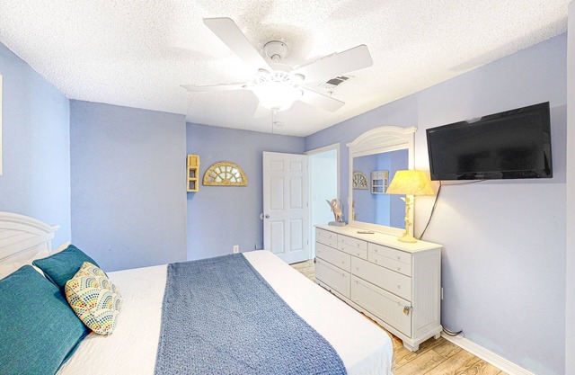 1st Floor Cozy Tropical Condo W/Bay Views Pool & Grills