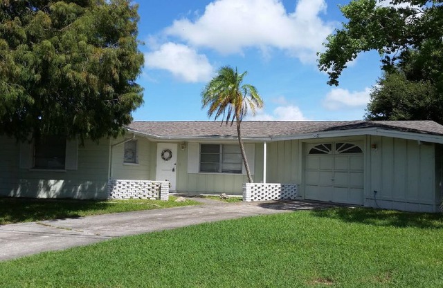 2 Bedroom 2 Bath home in Venice Gardens, on Lake only 10 Minutes to Beach