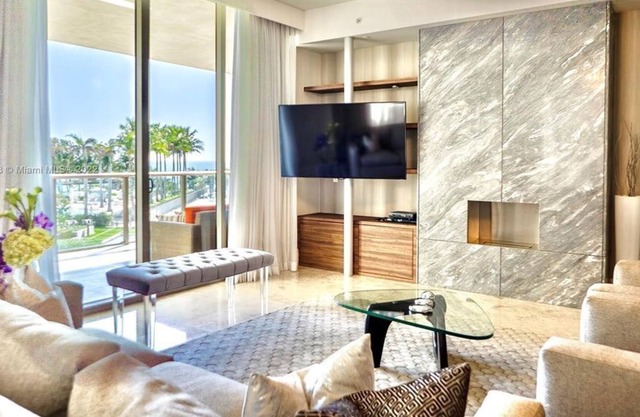 2 Bedroom Condo 326030 by Houzlet
