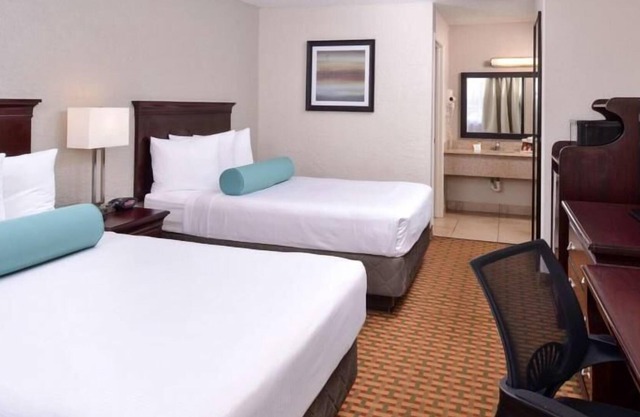 2 Miles to Universal! Comfy Unit, Pool, Breakfast, Parking, Shuttle