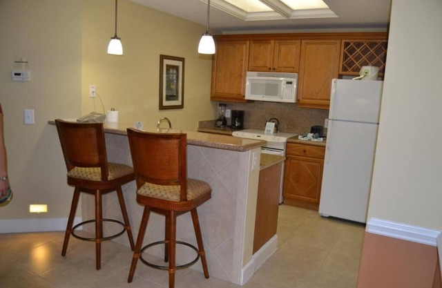 2 Spacious Units, Shuttle Service, Pool, Tennis Court, Volleyball Court, Hot Tub
