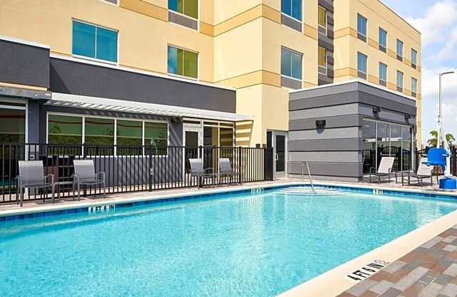 2-Star Hotel ∙ Fairfield Inn & Suites Tampa Riverview