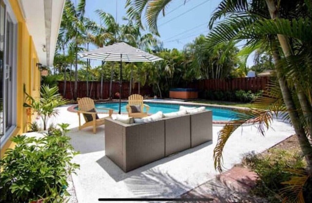 3 Bed house with pool in Hollywood