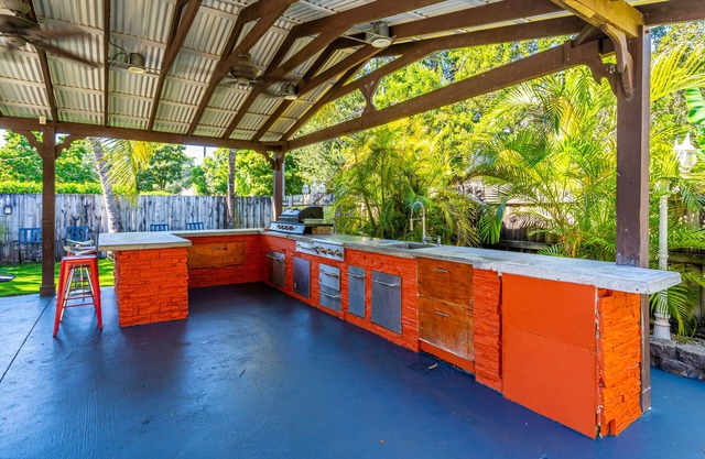 3 Bedrooms Miami Home with Pool and Summer Kitchen Close to Design District