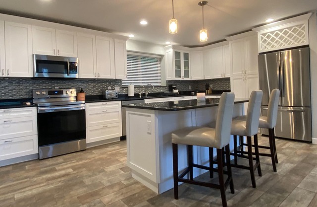 3 minute walk to the beach! Quiet community