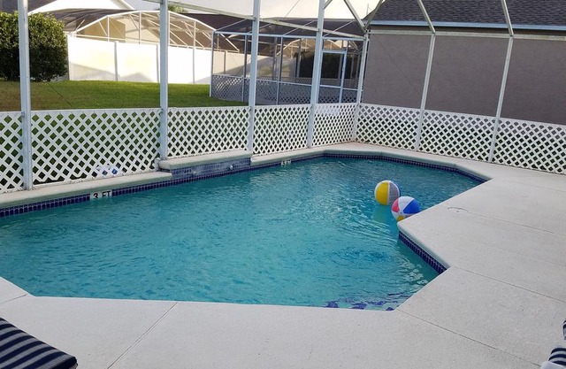 4 BEDROOM VILLA IN COMMUNITY: WESTBURY