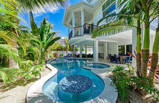 4 Sandpipers: Dog Friendly Pool & Spa Home 1.5 Blocks to Beach by Anna Maria Life Vacation Rentals