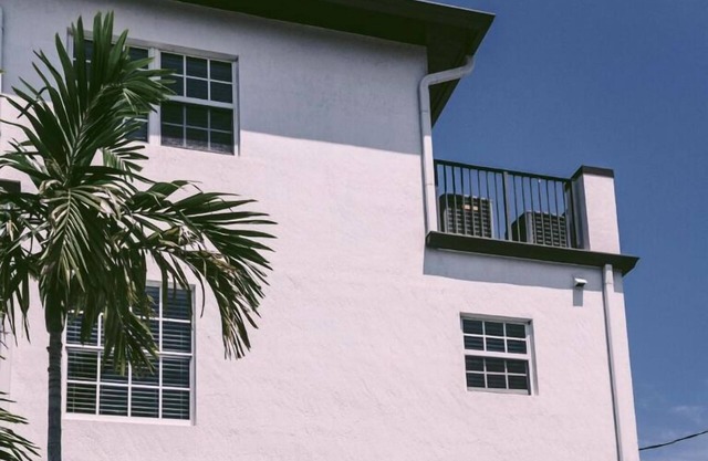 4BD WITH POOL AND BALCONY NEAR BEACH AND DOWNTOWN