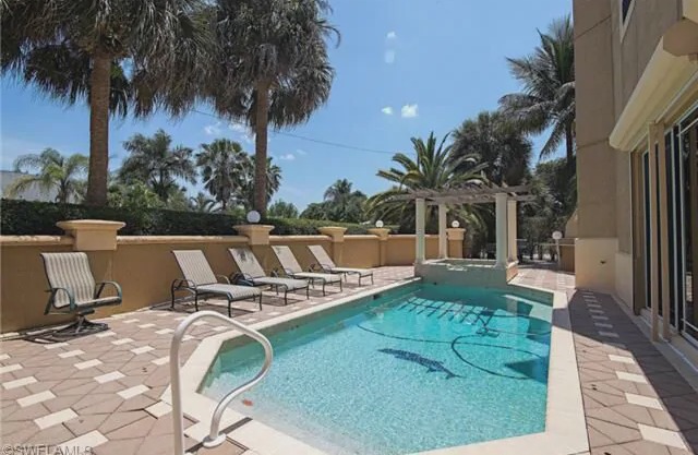 5 Bedroom Home, Easy Walk To The Beach, Very Private Pool Setting
