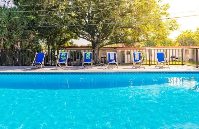 #5 Heated Pool, Private Patio & Grill, 1BR+sunroom