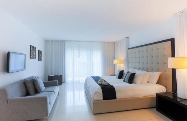 Amazing 1BR Unit w/ Kitchen, Pool, Resort style Amenities, Steps to The Beach