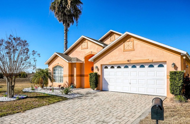 Amazing retreat near Disney with WiFi, private pool/spa & patio seating